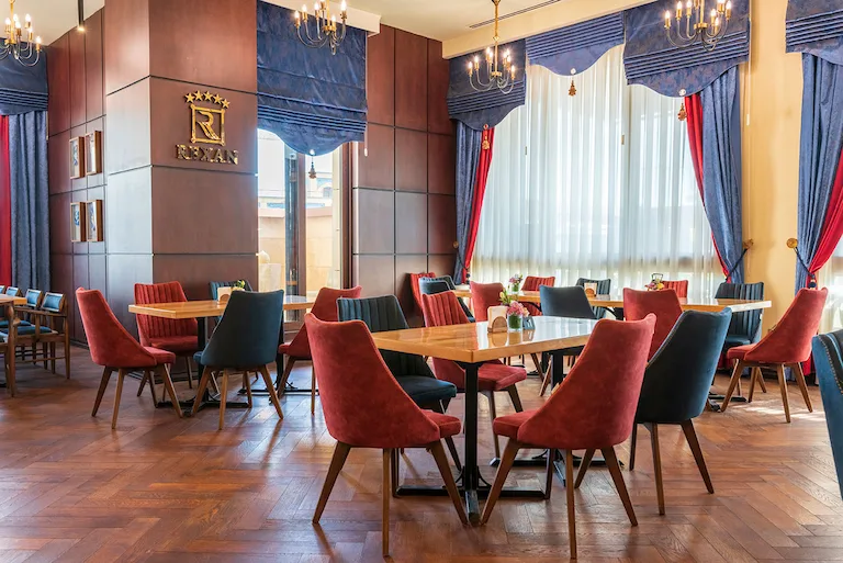 رستوران‌ها و کافی‌شاپ‌های هتل قصرالضیافه، نزدیکترین هتل به حرم امام رضا (ع)