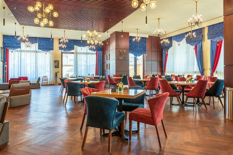 رستوران‌های متنوع ایرانی و بین‌المللی با انواع طعم‌ها و مزه‌ها در هتل قصرالضیافه مشهد